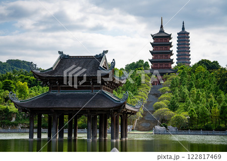 水に浮かぶ社と巨大な仏塔　バイディン寺院 122817469