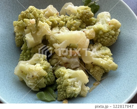 水色の器に入ったイタリア野菜のロマネスコのマリネ 122817847