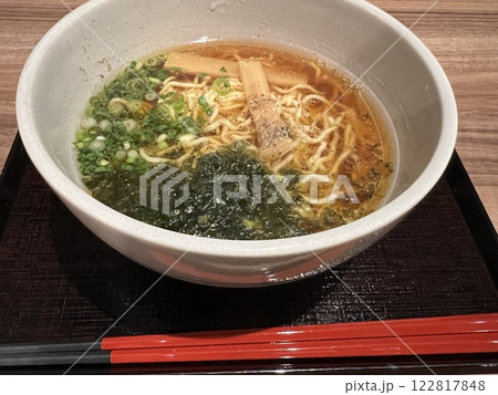 黒いトレイに赤い箸を添えたホテルの夜泣きそば 122817848