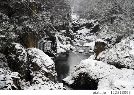 むささび橋から見る龍王峡の雪景色 122818098