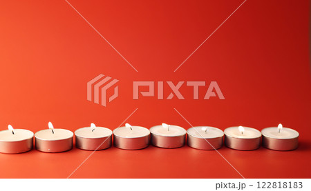 赤背景とキャンドル 122818183