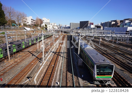 上野駅近くの鉄橋から見下ろすJR電車 122818426