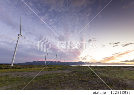 夕暮れの風力発電塔 夕暮れの風力発電塔 122818955
