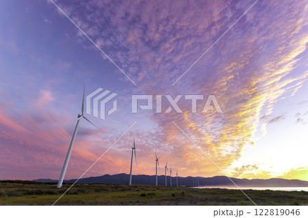 あかね色に染まる空と風力発電塔 122819046