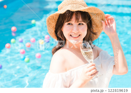 プールサイドでシャンパンを飲む若いアジア人女性(リゾート・バカンス・バケーション) プールサイドでシャンパンを飲む若いアジア人女性(リゾート・バカンス・バケーション) 122819619