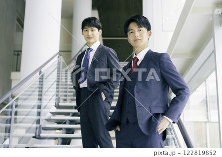 オフィスビルの階段に立つ若いビジネスマン2人のポートレート 122819852