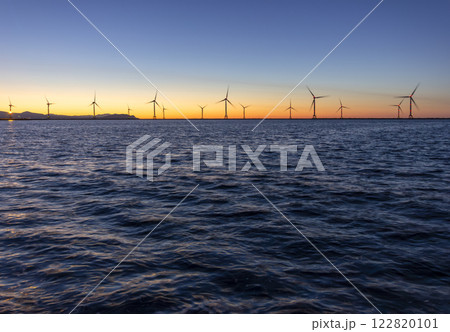 日没の花畔埠頭と洋上風力発電塔 122820101