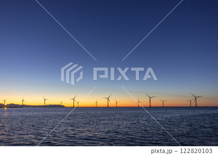 日没の花畔埠頭と洋上風力発電塔 122820103