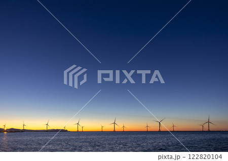 日没の花畔埠頭と洋上風力発電塔 日没の花畔埠頭と洋上風力発電塔 122820104