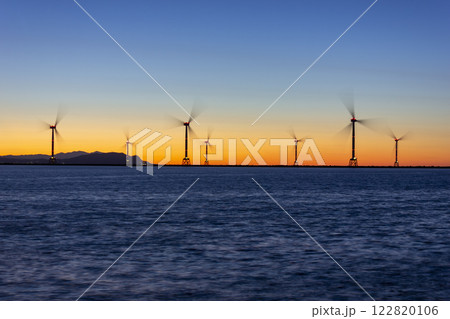 日没の花畔埠頭と洋上風力発電塔 122820106