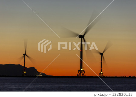 日没の花畔埠頭と洋上風力発電塔 122820113