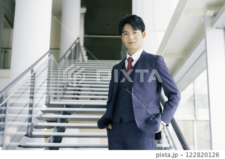 オフィスビルの階段に立つ若いビジネスマンのポートレート 122820126
