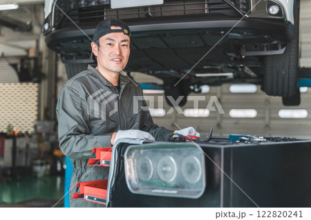 整備工場で働く整備士・自動車整備士・メカニックの中年アジア人男性 整備工場で働く整備士・自動車整備士・メカニックの中年アジア人男性 122820241