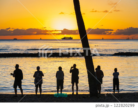 ハワイ　ワイキキビーチのサンセット 122820299