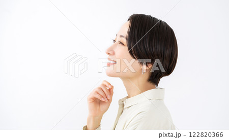 ミドル女性　笑顔　横顔 122820366