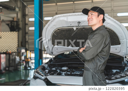 整備工場で働く整備士・自動車整備士・メカニックの中年アジア人男性 122820395