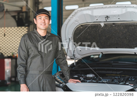 整備工場で働く整備士・自動車整備士・メカニックの中年アジア人男性 整備工場で働く整備士・自動車整備士・メカニックの中年アジア人男性 122820398