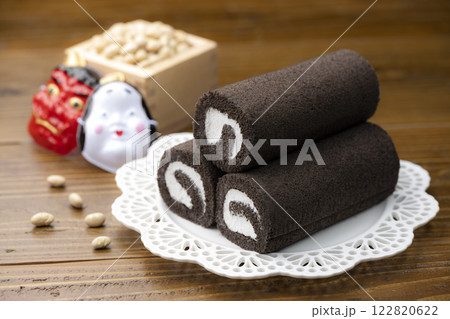 節分に楽しむ恵方巻き風ロールケーキと鬼とお多福の面 節分に楽しむ恵方巻き風ロールケーキと鬼とお多福の面 122820622