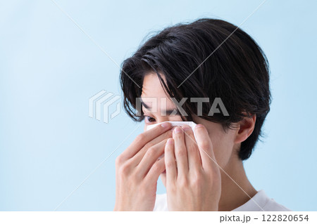 目元にティッシュをあてている男性のイメージ　(写真素材) 122820654