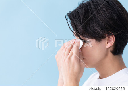目元にティッシュをあてている男性のイメージ　(写真素材) 122820656