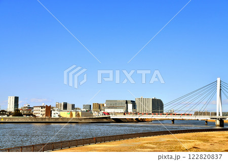 高砂諏訪橋人道橋付近より高砂橋/慈恵医大葛飾医療センター方向を望む(東京都葛飾区)【2025.1】 高砂諏訪橋人道橋付近より高砂橋/慈恵医大葛飾医療センター方向を望む(東京都葛飾区)【2025.1】 122820837