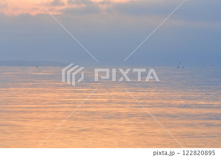 淡く染まった海と空 122820895