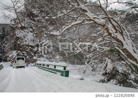 雪の中を走る車・・14 雪の中を走る車・・14 122820898