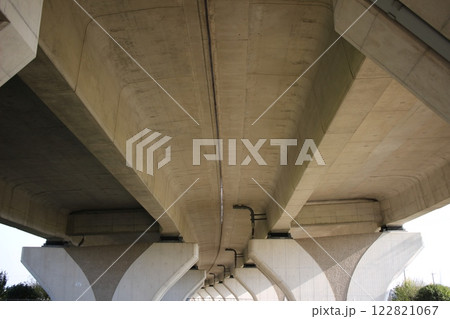 高速道路高架下　高架橋　伊勢湾岸自動車道　免震構造 122821067