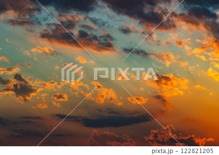 雲が散乱する夕空 b-1-2 寒色 高彩度 雲が散乱する夕空 b-1-2 寒色 高彩度 122821205