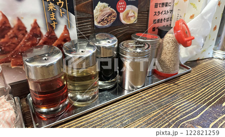 飲食店の風景（卓上の調味料） 122821259