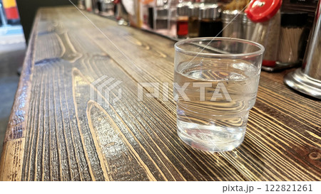 飲食店の風景（卓上の調味料とお冷） 122821261