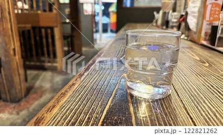 飲食店の風景（卓上の調味料とお冷） 122821262