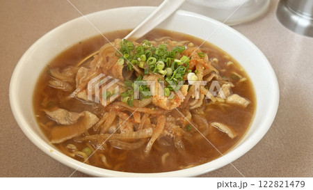 豚肉と玉ねぎを炒めたスタミナラーメン 豚肉と玉ねぎを炒めたスタミナラーメン 122821479