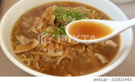 豚肉と玉ねぎを炒めたスタミナラーメン(レンゲですくったスープ) 豚肉と玉ねぎを炒めたスタミナラーメン(レンゲですくったスープ) 122821483