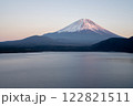 富士五湖の一つ、本栖湖から望む冠雪の富士山と青空の広がる美しい風景 122821511
