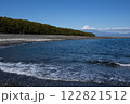 晴れ渡った空の下、三保の松原の海岸から見る冠雪した富士山と青い海の美しい景色 122821512