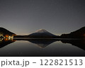 冬の夜、精進湖に映る逆さ富士と星空が織りなす幻想的な風景 122821513