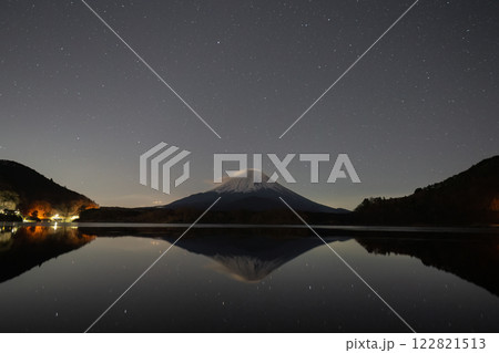 冬の夜、精進湖に映る逆さ富士と星空が織りなす幻想的な風景 122821513
