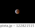 皆既月食の幻想的な夜空、赤銅色の月が輝く美しい風景 122821515