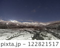 満天の星が輝く夜、白銀の雪山が広がる日本の美しい自然景観 122821517