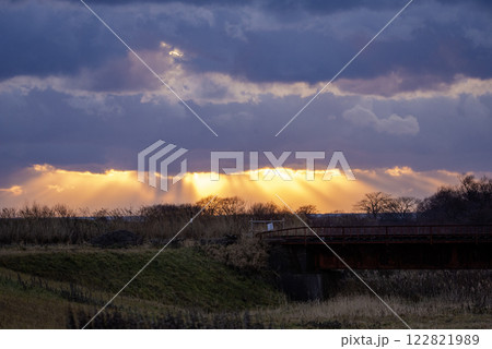 夕暮れの光芒と廃線鉄橋 夕暮れの光芒と廃線鉄橋 122821989