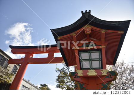 春の伏見稲荷 灯籠と第一鳥居(大鳥居) 春の伏見稲荷 灯籠と第一鳥居(大鳥居) 122822002