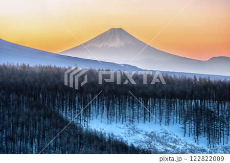 長野県　早朝の霧ケ峰から望む富士山と雪景色 122822009