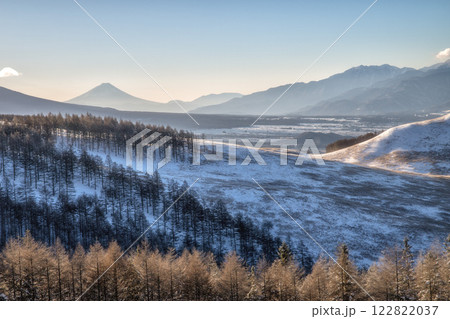 長野県 早朝の霧ケ峰から望む富士山と雪景色 長野県 早朝の霧ケ峰から望む富士山と雪景色 122822037