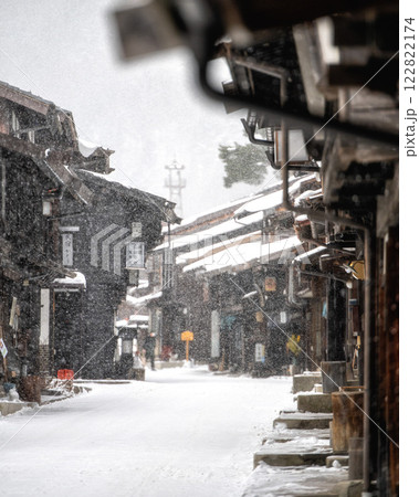 長野県 雪舞う奈良井宿の風景 長野県 雪舞う奈良井宿の風景 122822174