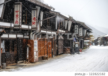 長野県 雪舞う奈良井宿の風景 長野県 雪舞う奈良井宿の風景 122822182
