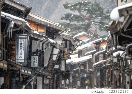 長野県 雪舞う奈良井宿の風景 長野県 雪舞う奈良井宿の風景 122822183