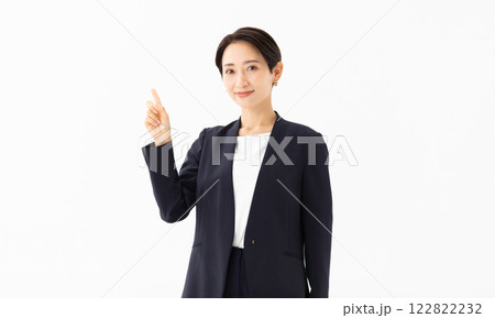 解説をする女性のイメージ　(写真素材) 122822232
