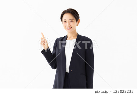解説をする女性のイメージ (写真素材) 解説をする女性のイメージ (写真素材) 122822233