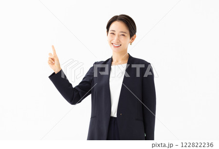 解説をする女性のイメージ (写真素材) 解説をする女性のイメージ (写真素材) 122822236
